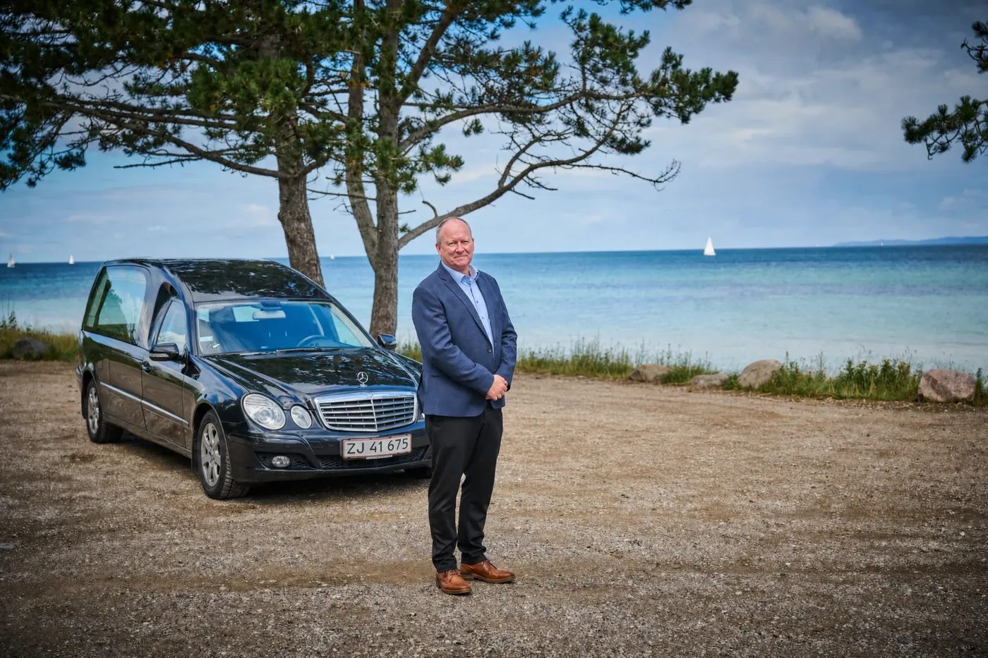 Kim Bondo med sort Mercedes rustvogn ved den danske kyst